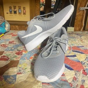 Nike Tanjun Men’s shoes